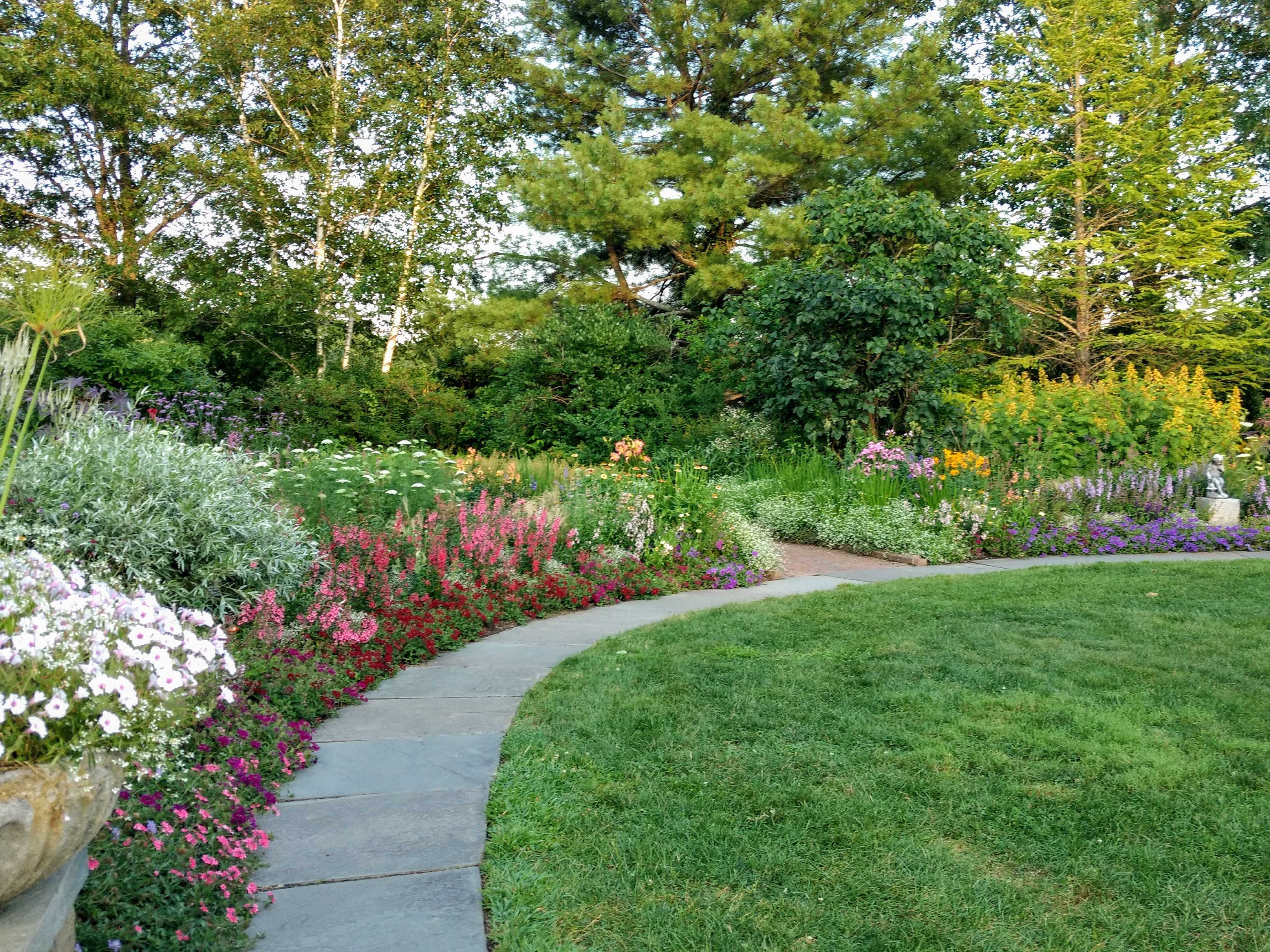 Благоустройство участка частного дома в Новороссийске и Краснодарском крае